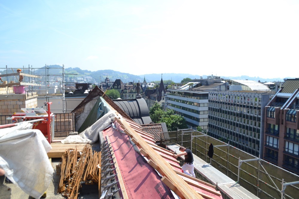Ungewohnte Perspektive: Blick auf die Pilatusstrasse und über die Dächer Luzerns.